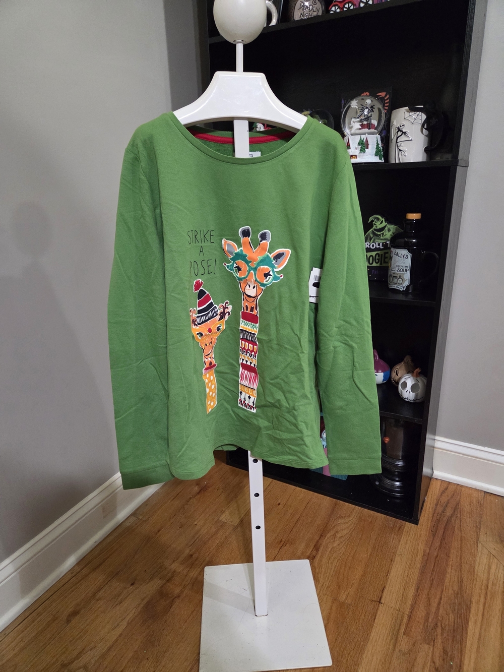 crown & ivy Green Long-Sleeve Giraffe Graphic Tee